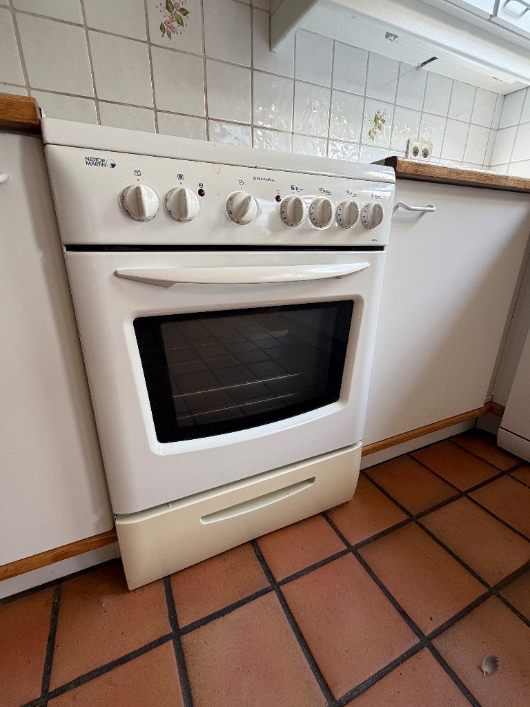 Elektrisch fornuis Electrolux, Elektronische apparatuur, Ophalen, Gebruikt, 4 kookzones, 85 tot 90 cm