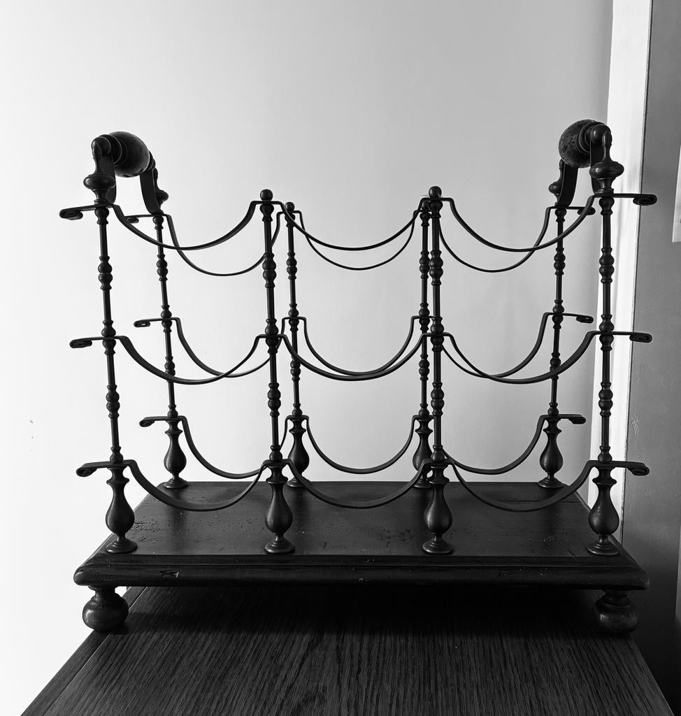 Flessenhouder van  metal op een houten basis. Frans werk., Enlèvement, Métal