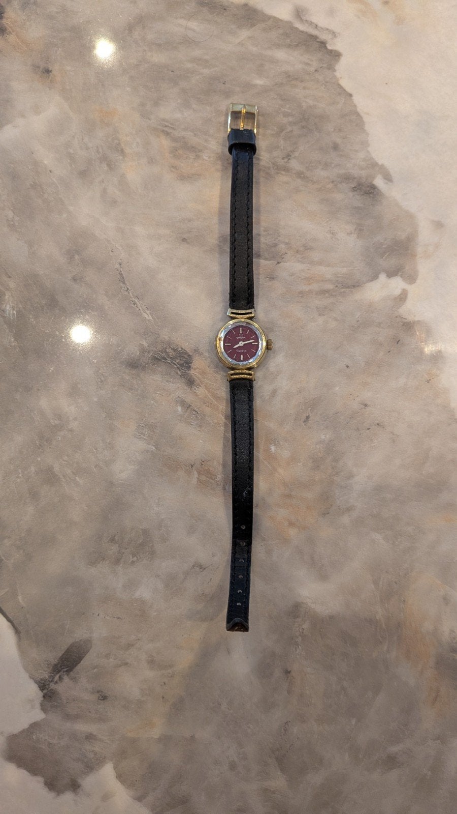 Montre vintage dame Omega Genève – Cadran bordeaux mécanique, Antiquités & Art, Enlèvement ou Envoi