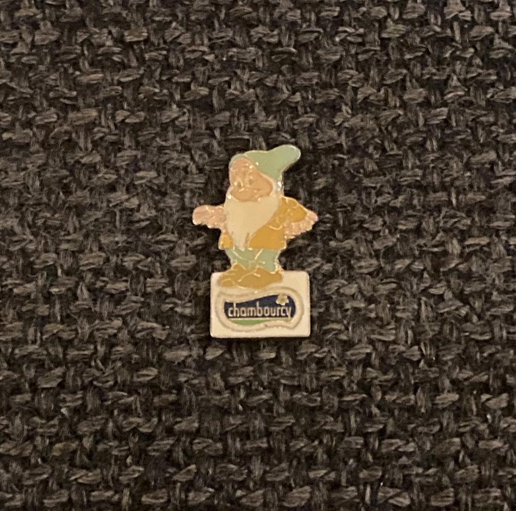 PIN - CHAMBOURCY - DISNEY - SNEEUWWITJE - BLANCHE NEIGE, Enlèvement ou Envoi, Utilisé, Marque, Insigne ou Pin's