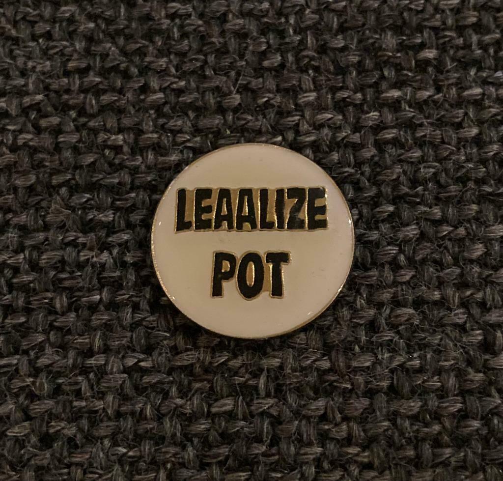 PIN - LEAALIZE POT - CANNABIS - MARIHUANA, Verzenden, Gebruikt, Overige onderwerpen, Speldje of Pin