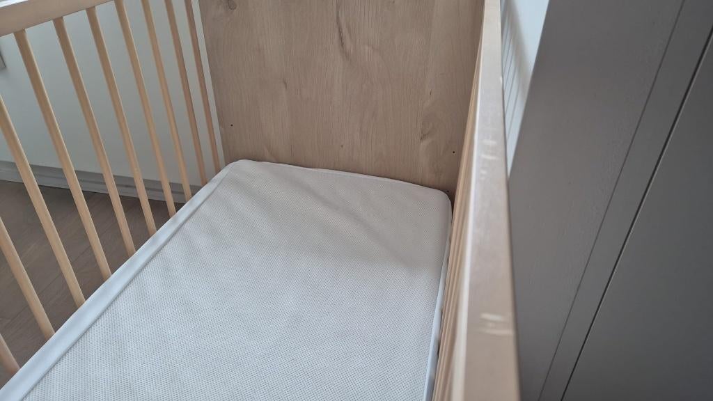 Lit bébé 60x120 cm QUAX Cocoon Natural Oak + Matelas, Enfants & Bébés, Berceaux & Lits, Enlèvement, Comme neuf, Lit