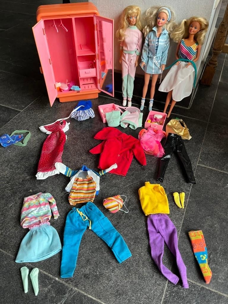 3 barbies vintage - 11 vêtements et accessoires - armoire, Enlèvement ou Envoi, Vêtements