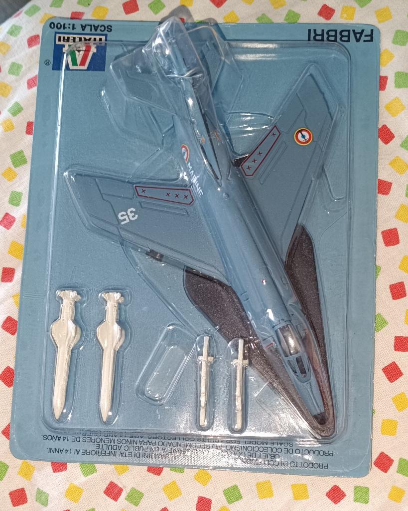 Italeri :Super etendard : zamak + armement plastique : 1/100, Enlèvement ou Envoi, Utilisé, Modèle réduit