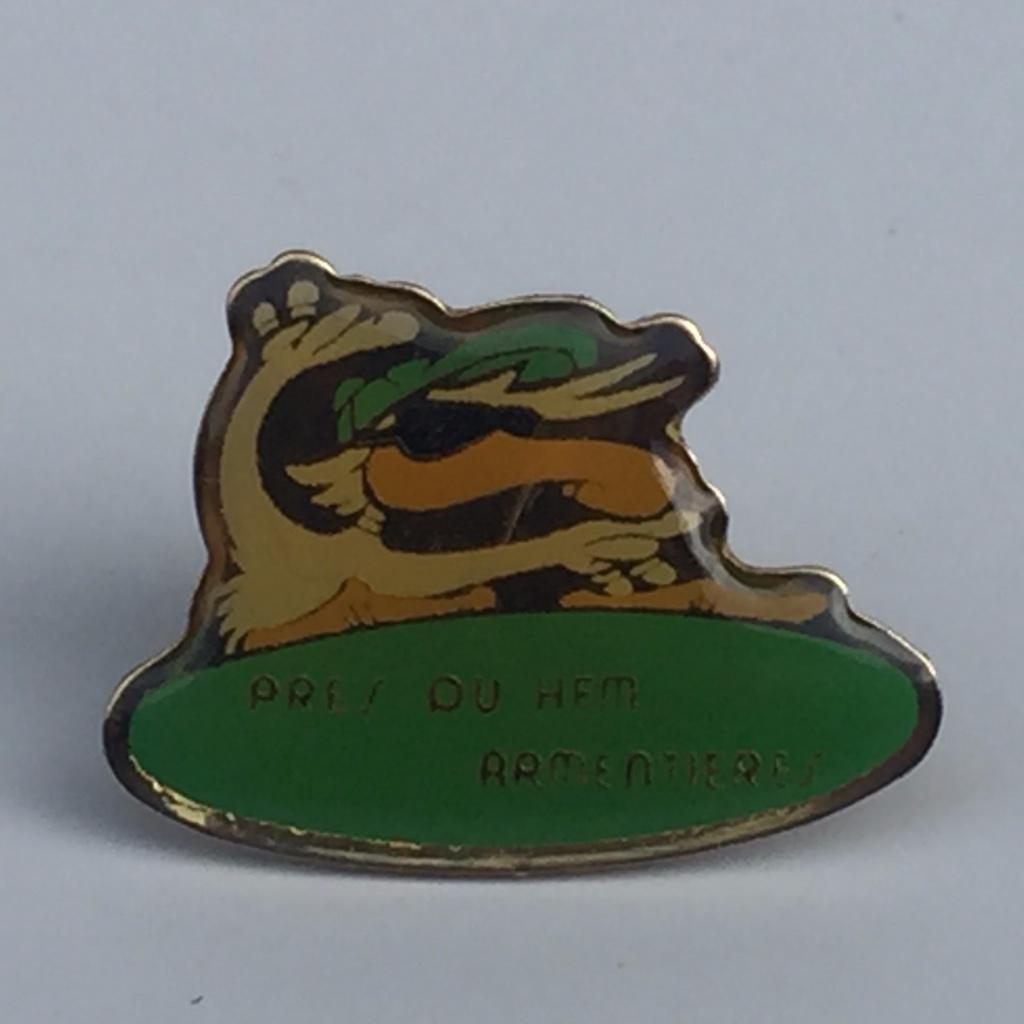 Pin "Près du hem Armentières" 22-15-8 mm, Ophalen of Verzenden, Zo goed als nieuw, Stad of Land, Speldje of Pin