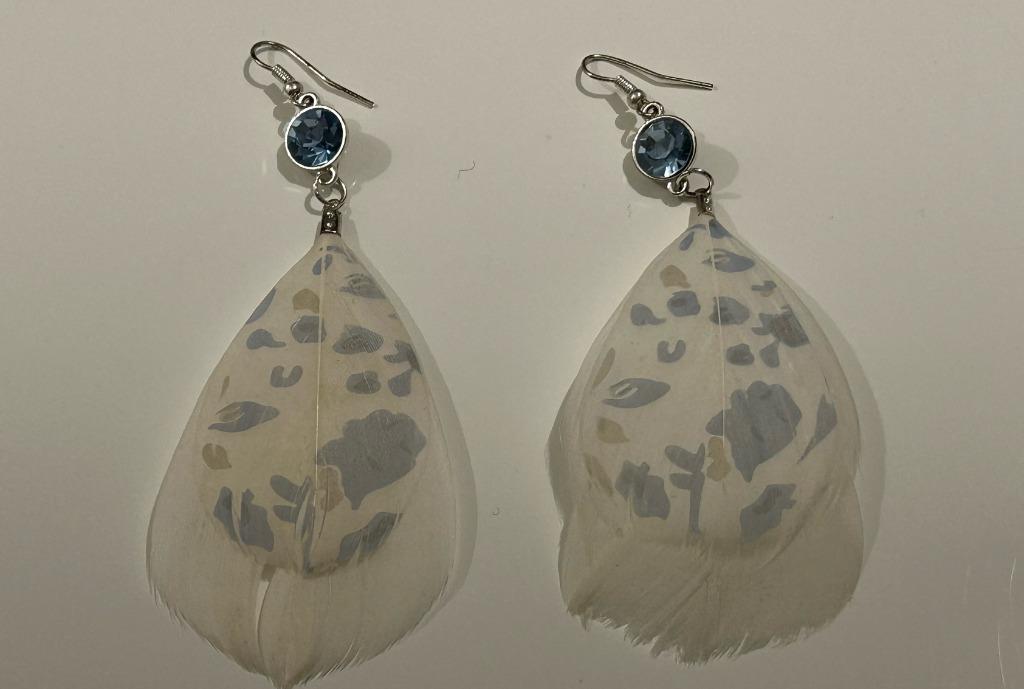 Oorbellen met witte pluimen met print en blauwe strass-steen, Bijoux, Sacs & Beauté, Boucles d'oreilles, Enlèvement ou Envoi, Neuf