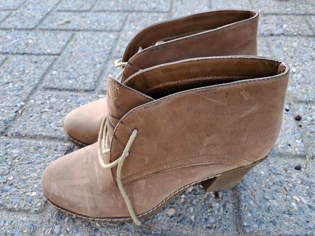 Leuke enkellaarsjes in beige suede, mt 39, Ophalen of Verzenden, Zo goed als nieuw, Beige