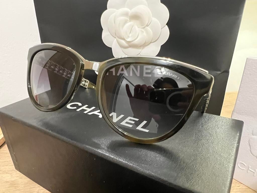 Lunettes de soleil Chanel Excellent état, Enlèvement, Comme neuf, Lunettes de soleil, Autres marques