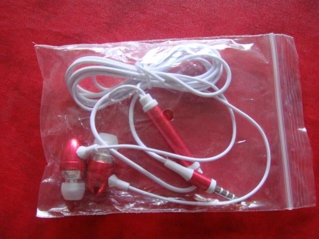 Ecouteurs stéréo rouge. "NOKIA ASHA 200"., Envoi, Neuf