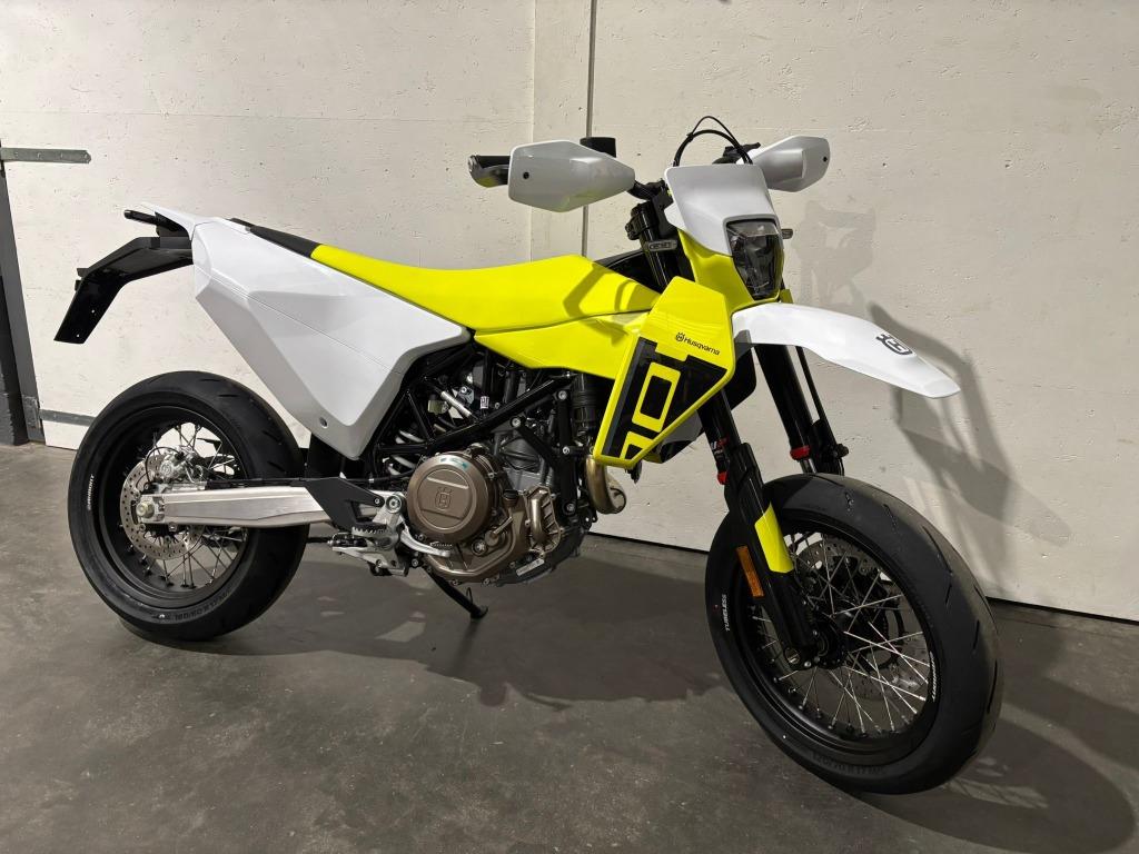Husqvarna 701 Supermoto, Motoren, Bedrijf, 701 cc, Minimaal motorrijbewijs A2, 1 cilinder