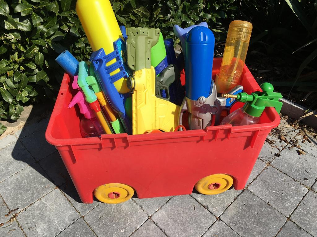 Bac avec 12 pistolets à eau, Enlèvement, Comme neuf