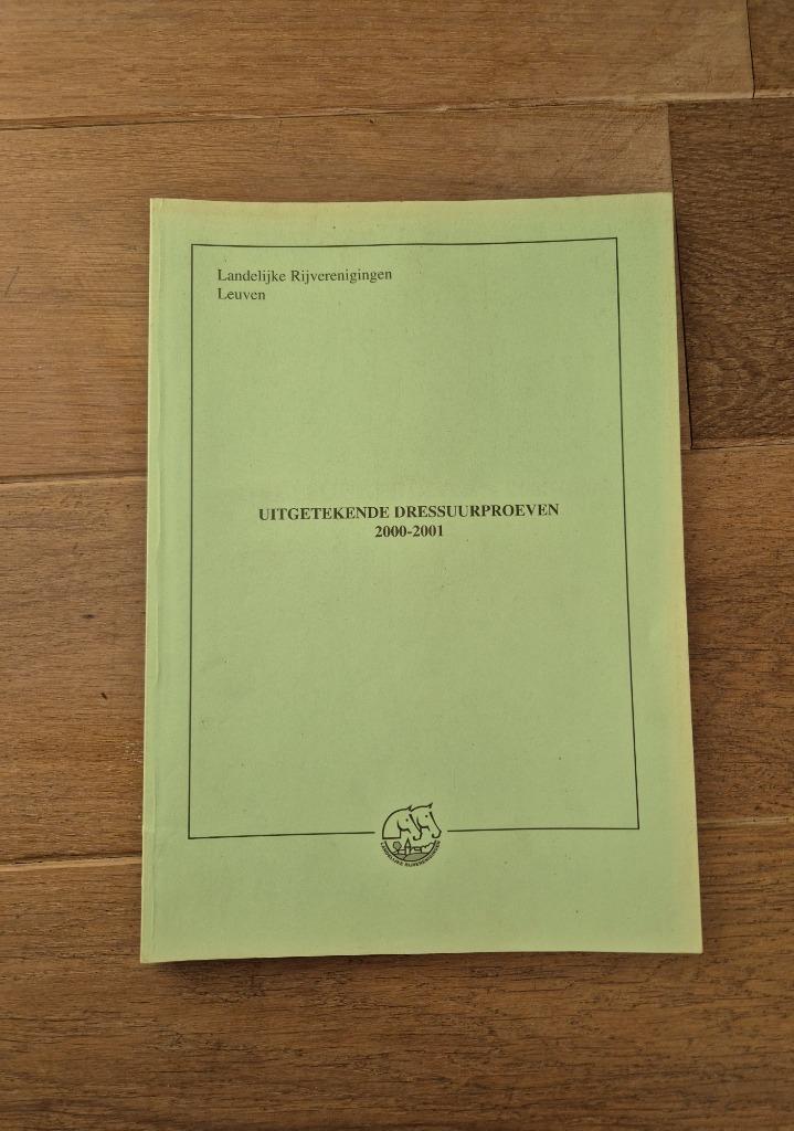 Boek dressuurproeven lrv, Gelezen, Ophalen of Verzenden, Overige sporten, LRV