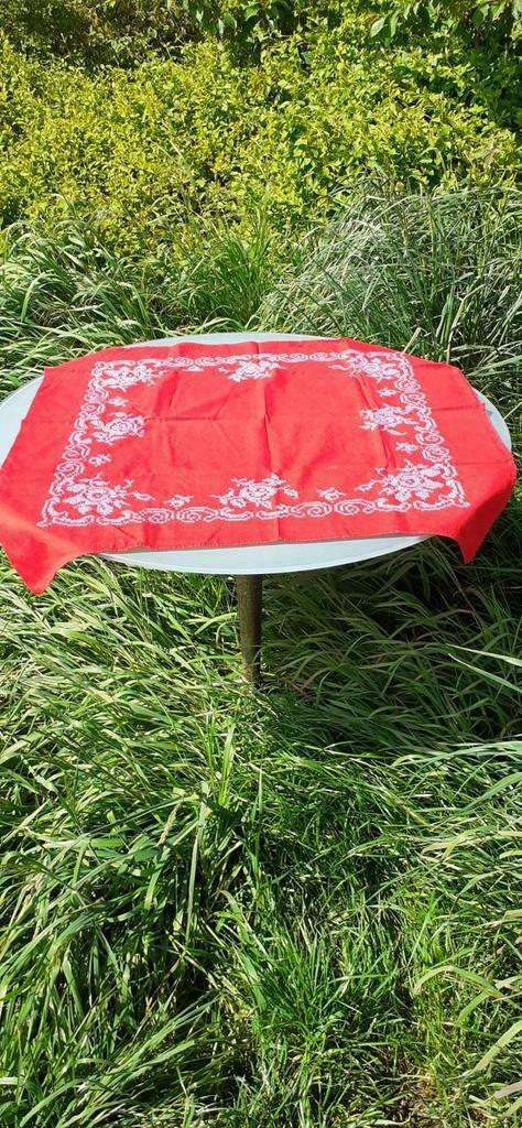 §  Petite nappe ou centre de table carrée broderie a la main, Enlèvement ou Envoi, Comme neuf, Rouge