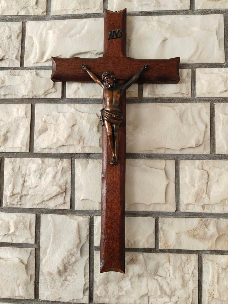 Crucifix ancien, Enlèvement, Utilisé
