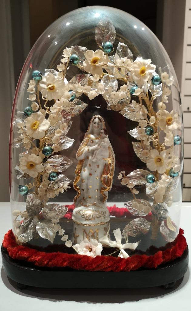 Antieke Madonna onder stolp met bloemenkrans, Ophalen