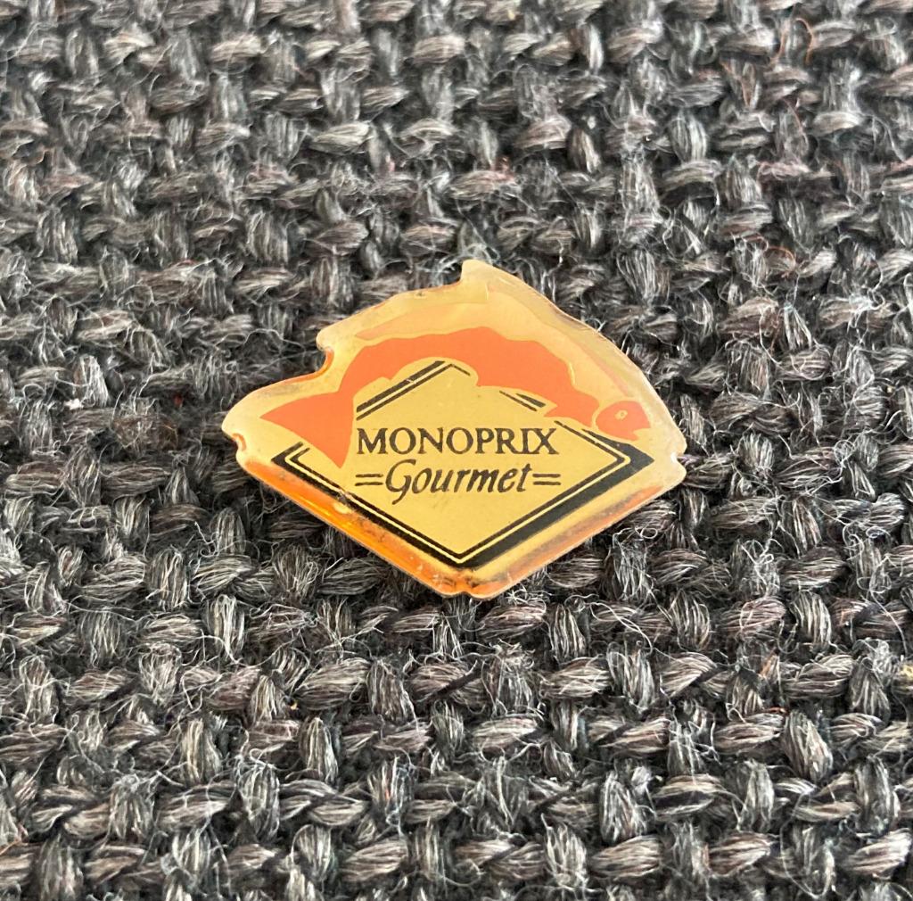 PIN - MONOPRIX - GOURMET, Envoi, Utilisé, Autres sujets/thèmes, Insigne ou Pin's