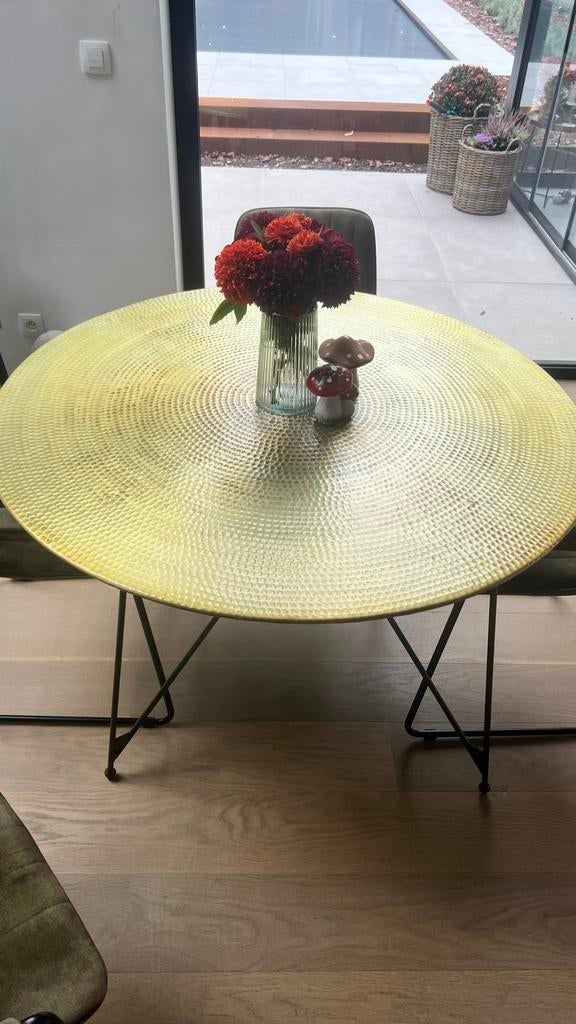 Table ronde, Enlèvement, Métal