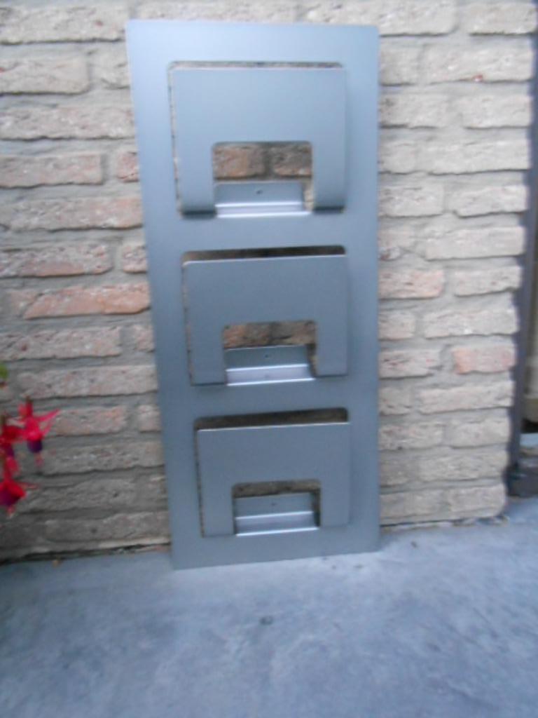 tijdschriftenrek grijs metalen krantenbak muur Ikea 20118174, Huis en Inrichting, Woonaccessoires | Krantenbakken en Lectuurbakken
