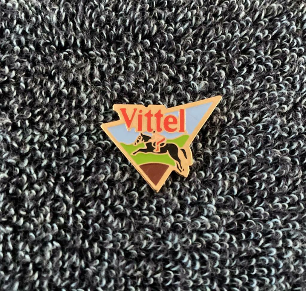 PIN - VITTEL - WATER - EAU MINÉRALE - PAARDRIJDEN, Envoi, Utilisé, Marque, Insigne ou Pin's