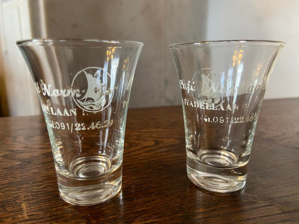 Drie druppelglazen Het vosken en café Normaalschool in Gent, Verzamelen, Glas en Drinkglazen, Ophalen of Verzenden, Gebruikt, Borrel- of Shotglas