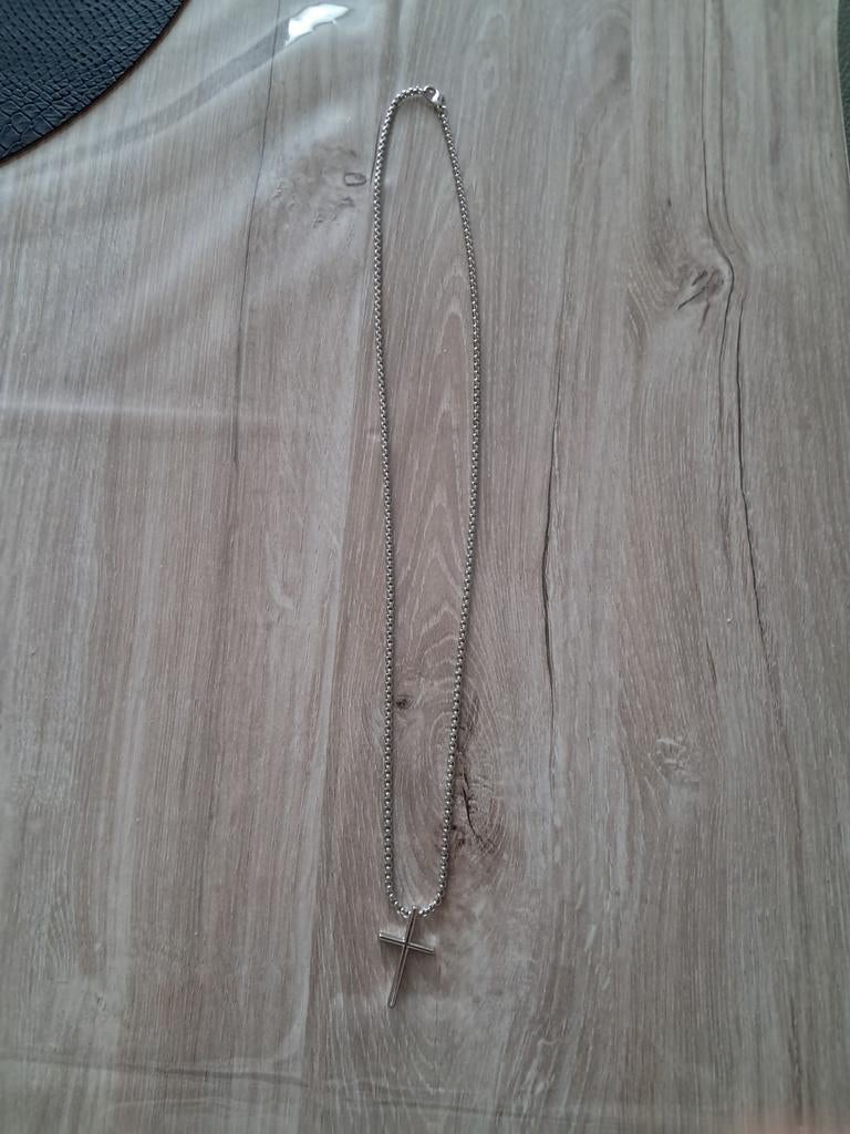 Ketting met kruis aan, Bijoux, Sacs & Beauté, Colliers, Neuf, Gris, Enlèvement ou Envoi, Avec pendentif