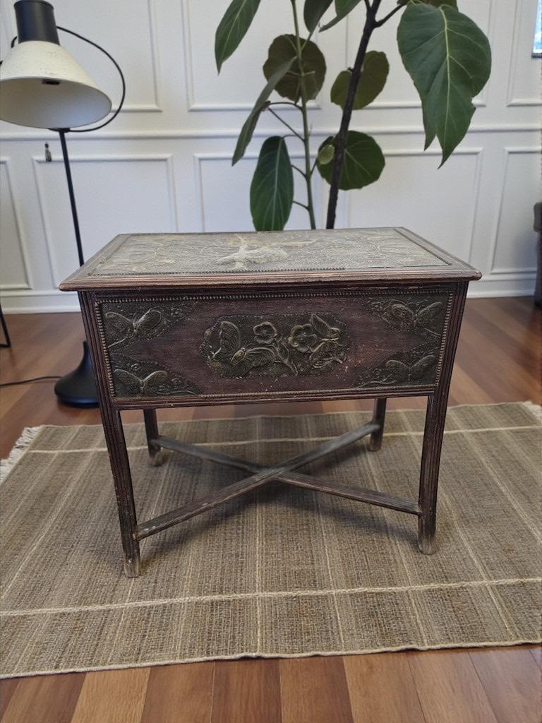 vintage houten sidetable /bijzettafel met koperen accent, Antiek en Kunst, Ophalen of Verzenden