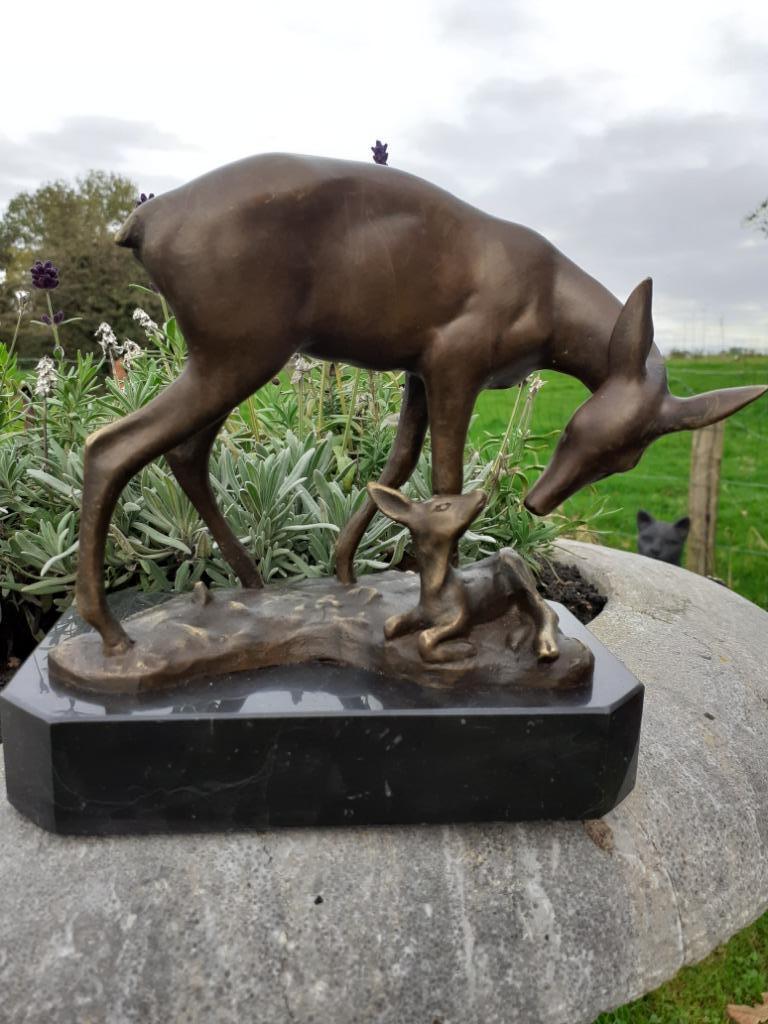 ANIMAL BRONZE GESIGNEERD (de hinde en haar reekalf)., Ophalen of Verzenden, Brons