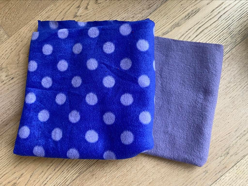 2 lappen fleece: effen lichtpaarse en met bolletjes, Ophalen of Verzenden