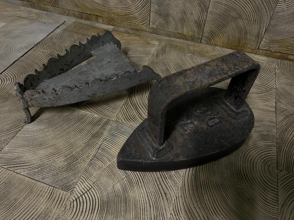 Antiek strijkijzer met houder, Antiek en Kunst, Ophalen