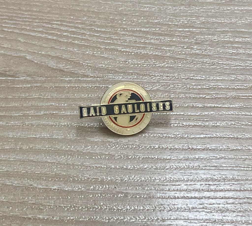PIN - RAID GAULOISES - SIGARETTEN - CIGARETTES, Verzamelen, Verzenden, Gebruikt, Merk, Speldje of Pin