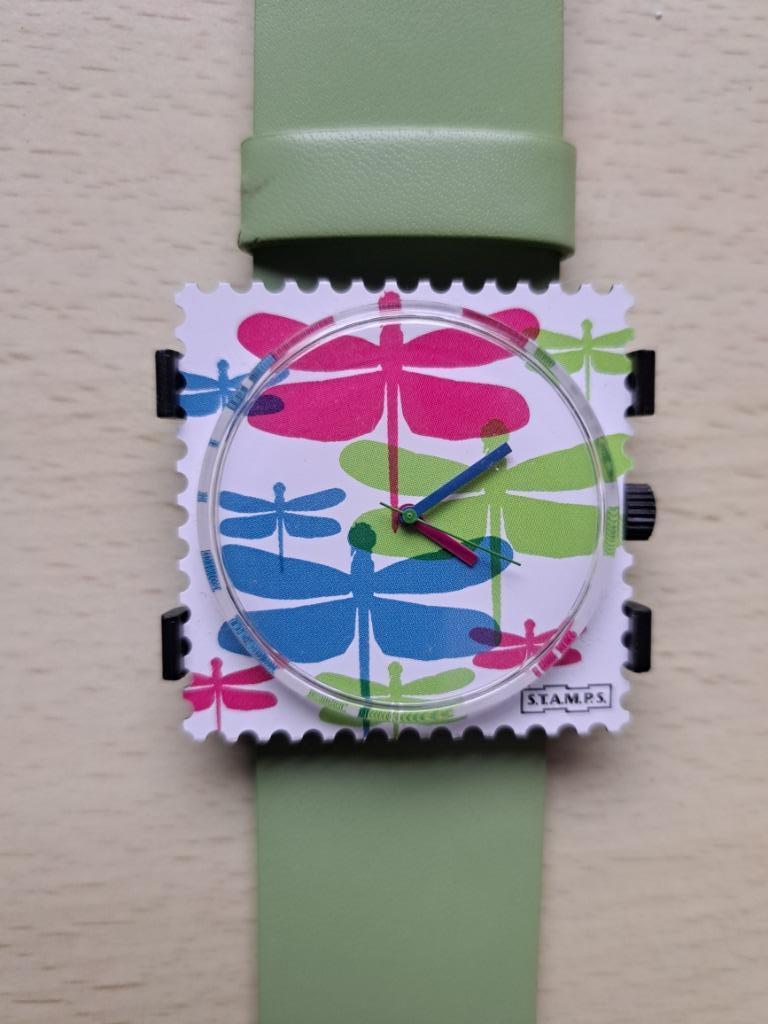 Montre STAMPS libellule coloré bracelet cuir vert pomme NEUF, Handtassen en Accessoires, Ophalen, Nieuw, Groen, Leer