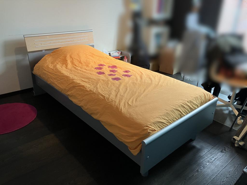 Eenpersoonsbed kinderen en nachtkastje in grijs met hout, Ophalen, Gebruikt, Grijs