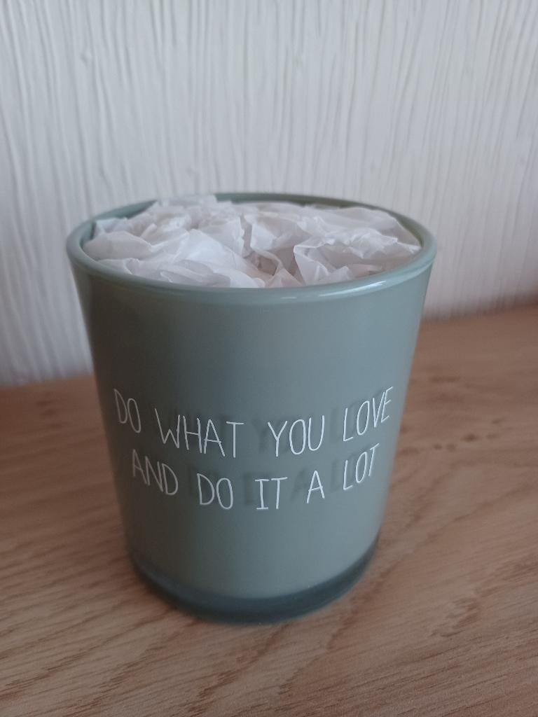 NIEUW - Geurkaars met Quote, Huis en Inrichting, Woonaccessoires | Kandelaars en Kaarsen, Nieuw, Kaars, Groen, Ophalen of Verzenden