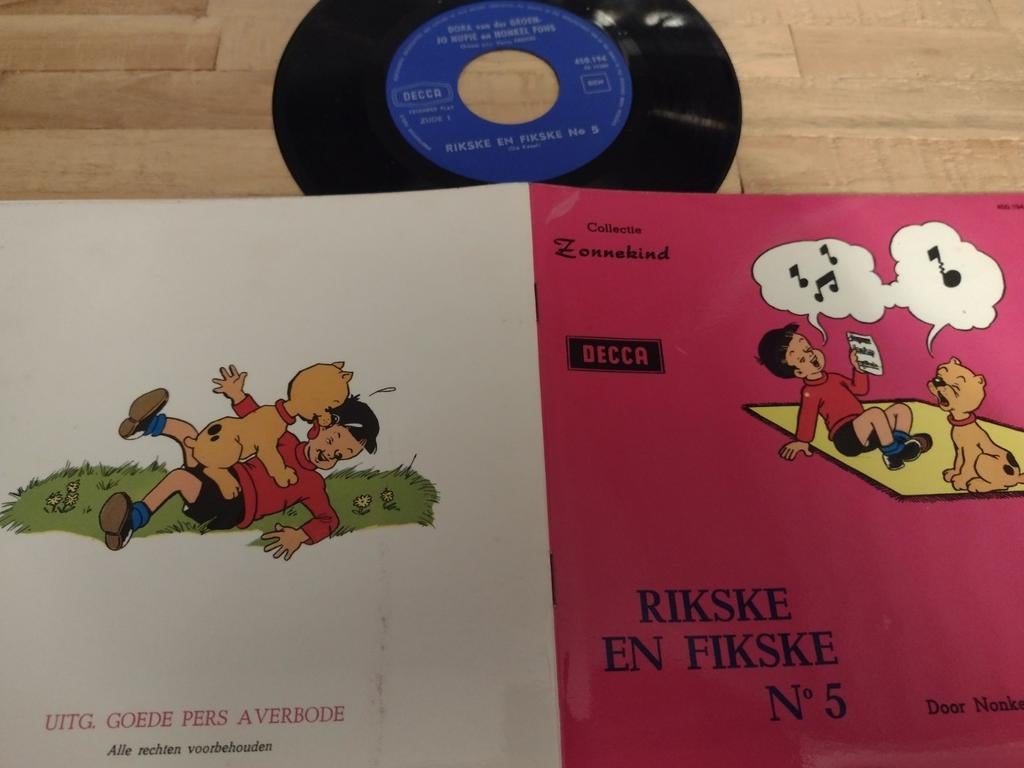 SINGLE met STRIP: RIKSKE EN FIKSKE 5-ZONNEKIND-AVERBODE, Enlèvement ou Envoi, Comme neuf, Autres genres