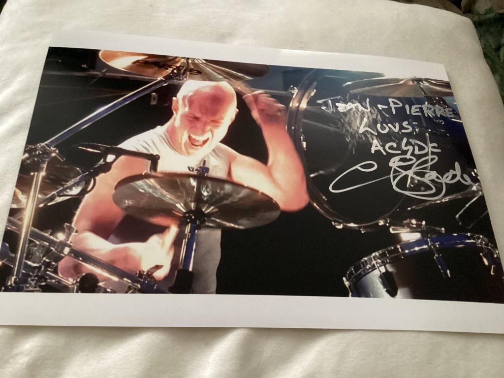 Handtekening Chris Slade ex drummer AC/DC, Collections, Enlèvement ou Envoi, Comme neuf, Photo ou Carte, Signé