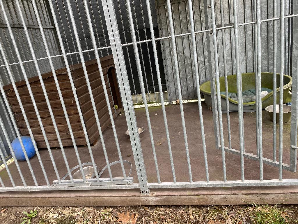 Niche pour chien avec plaque de base, Enlèvement, Utilisé, Chenil chien