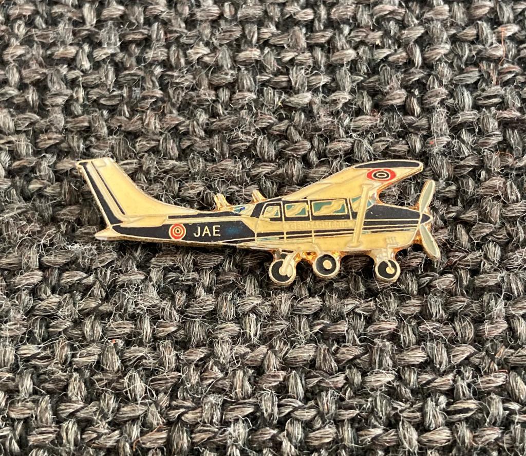 PIN - JAE - GENDARMERIE - AVION - VLIEGTUIG - POLITIE, Verzenden, Gebruikt, Overige onderwerpen, Speldje of Pin