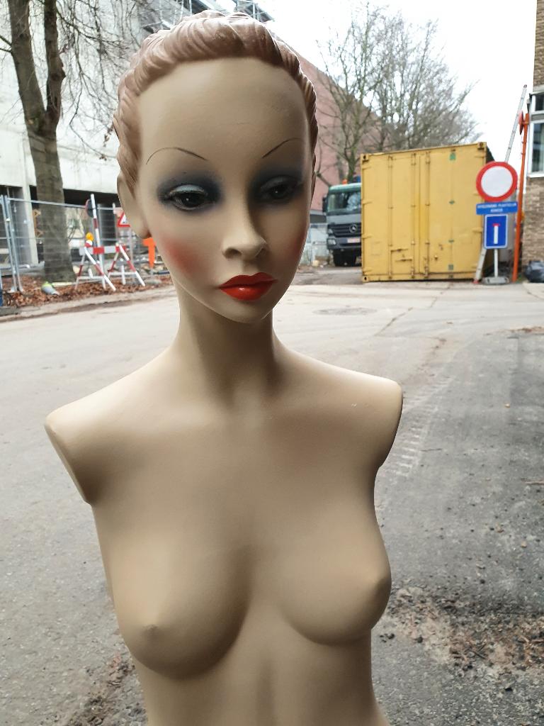 Retro etalagepop , halve buste, Ophalen