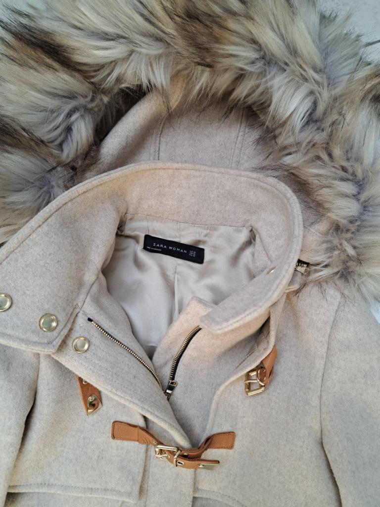 Beige winterjas Zara Woman Xsmal met afritsbare kap, Kleding | Dames, Jassen | Winter, Zara, Ophalen of Verzenden, Zo goed als nieuw