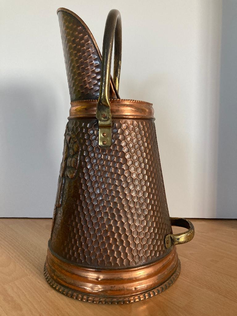 Vintage koperen kolenkit met reliëf, Enlèvement, Comme neuf, Cheminée sur pied, Cheminée au bois