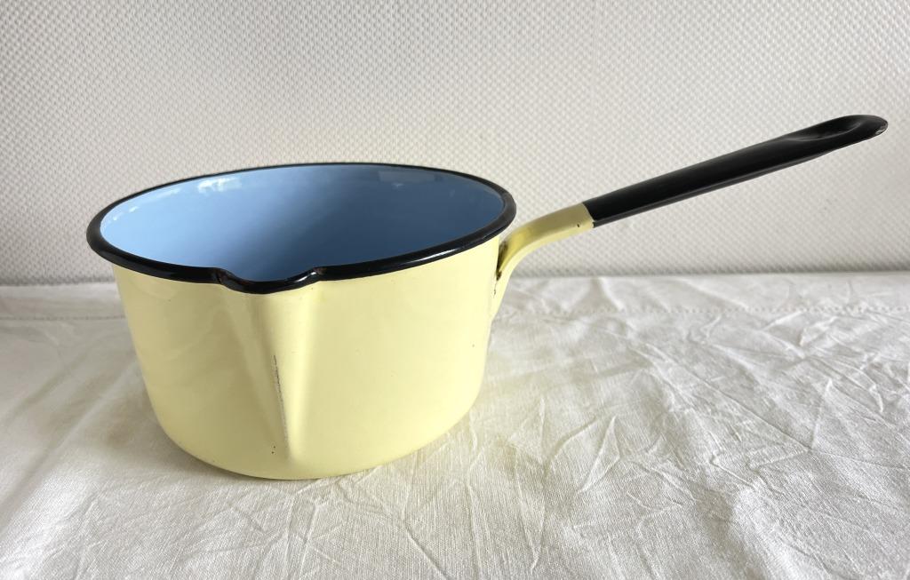 Poêlon jaune intérieur bleu ciel avec bec verseur en métal é, Enlèvement ou Envoi, Aucun, Aucun, Utilisé