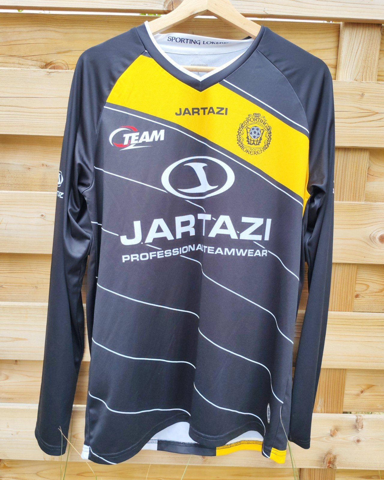 KSC Lokeren Sporting taille L

magnifique maillot de Pro Lea, Enlèvement ou Envoi, Maillot