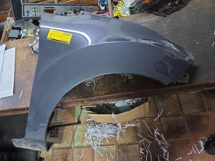 Aile avant droite d'un Ford Fiesta (FO), -, 3 mois de garantie, -, -