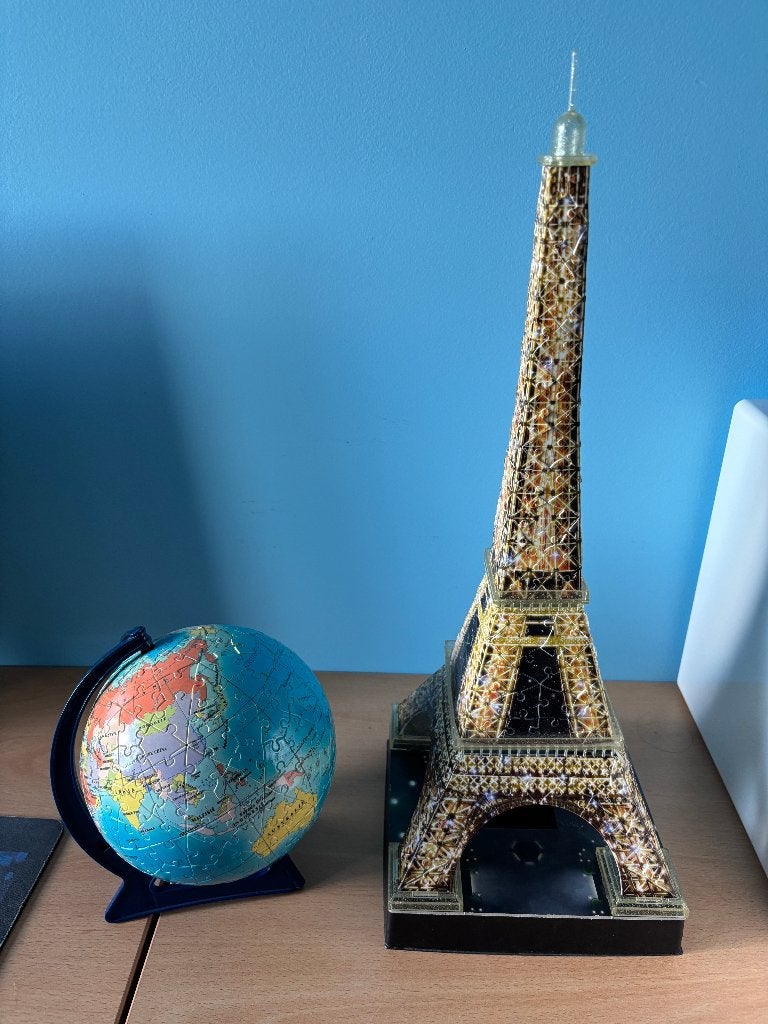 3D puzzel wereldbol + Eiffeltoren (Ravensburger), Ophalen of Verzenden, Minder dan 500 stukjes, Zo goed als nieuw, Rubik's of 3D-puzzel