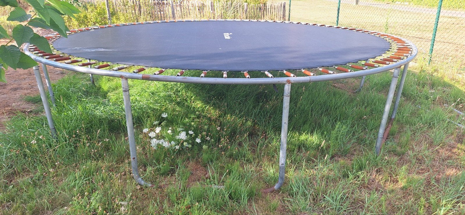 Trampoline gratuit, Enlèvement