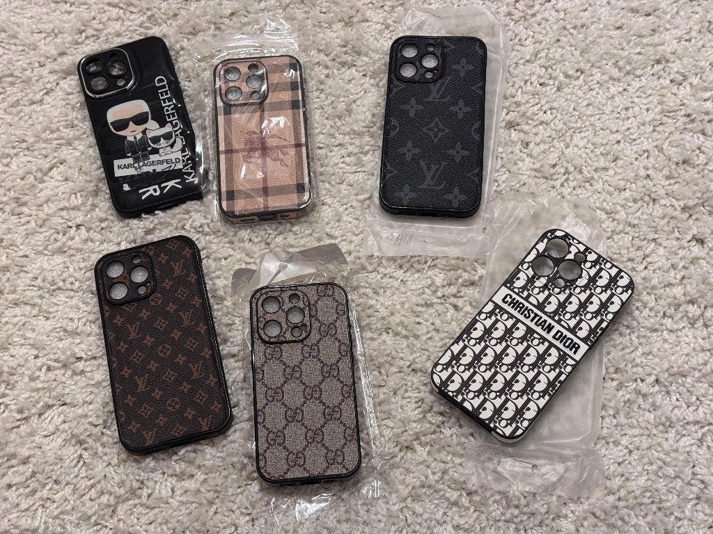 coque arrière iphone neuf LV gucci karl ou burb, Enlèvement ou Envoi, Neuf, IPhone 16 Pro, Façade ou Cover