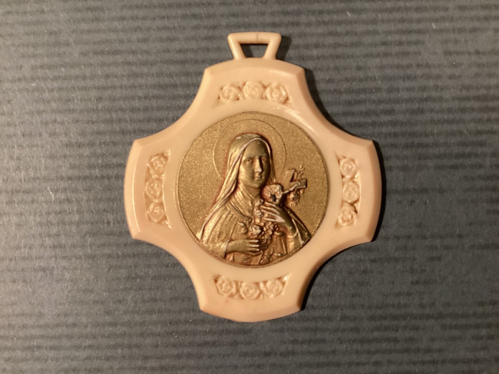 Medaillon HeiligeTheresia van Lisieux, Ophalen of Verzenden, Zo goed als nieuw
