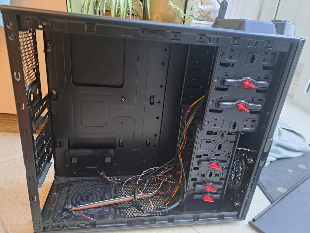 Tour PC vide avec cêblage intégré, Informatique & Logiciels, Ordinateurs de bureau, Enlèvement, Utilisé, Thermaltake