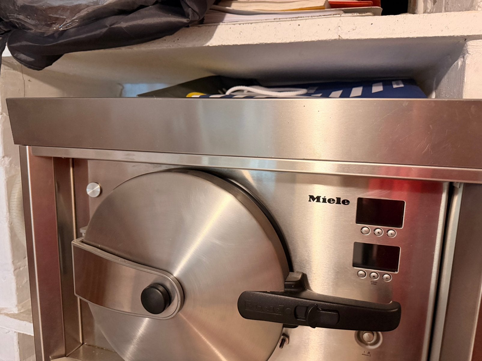 Four à vapeur haute pression Miele, Enlèvement