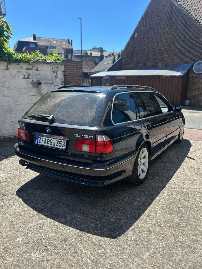 BMW 5 Serie 525 Touring Etat irréprochable quasi neuve!, Auto's, Gebruikt, 2497 cc, Zwart, 120 kW